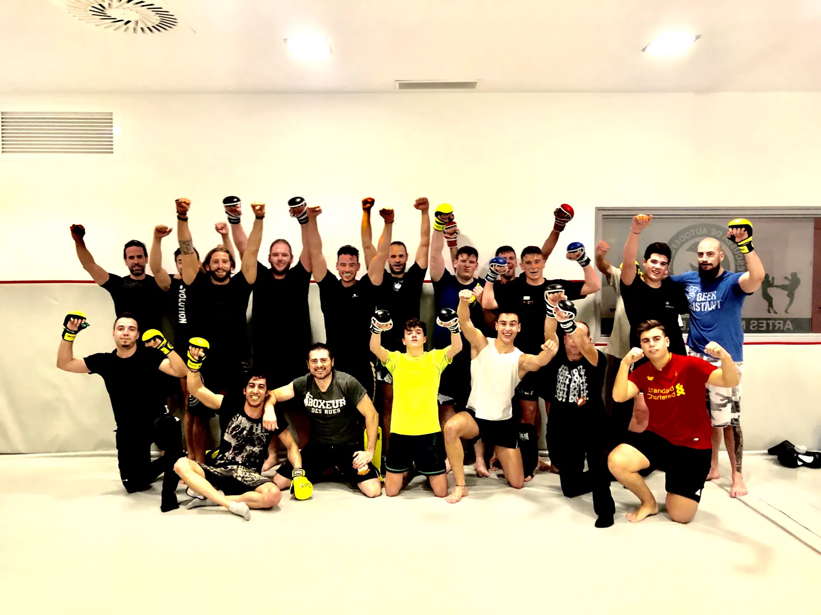 Grupo de entrenamiento con guantes