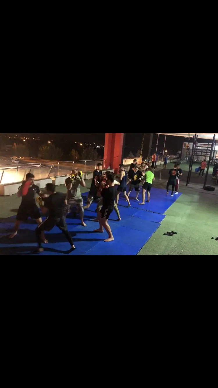 Entrenamiento nocturno al aire libre