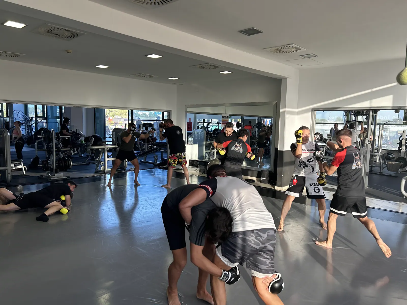 Alumnos entrenando en las instalaciones donde Fernando imparte MMA