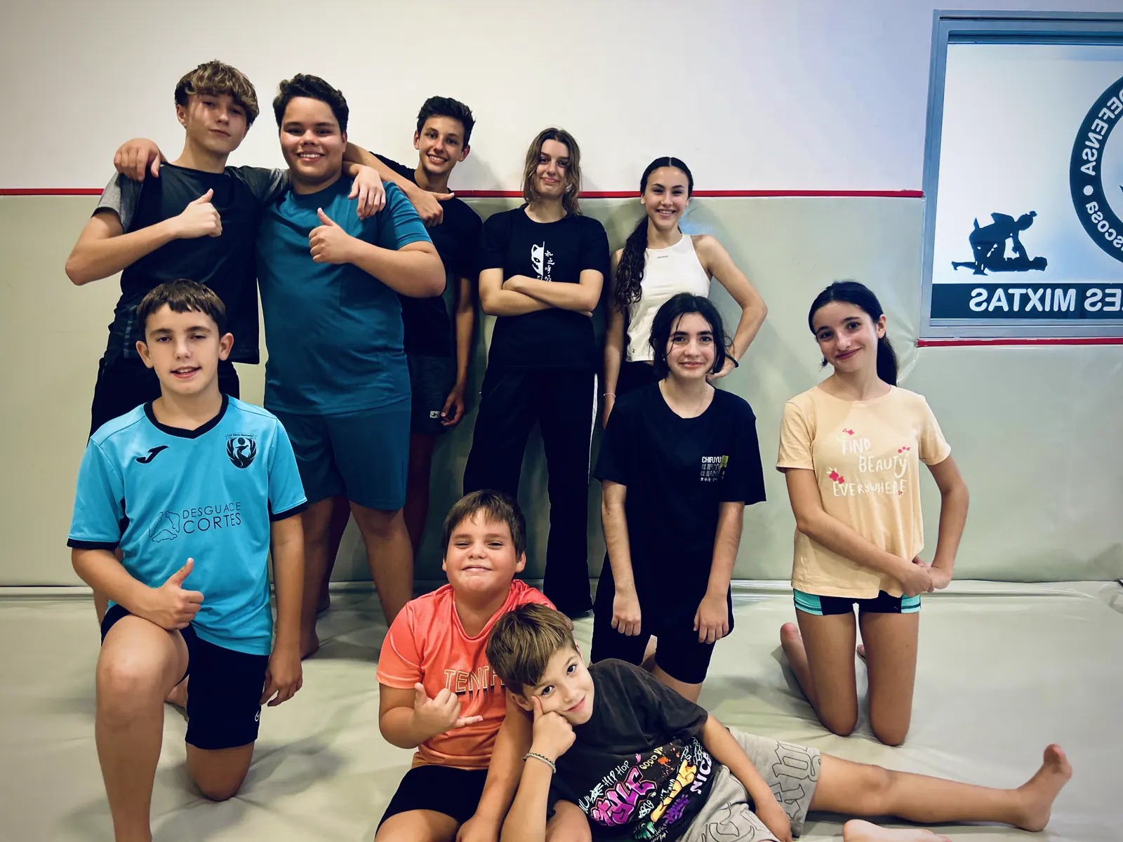 Grupo de jóvenes y adultos tras un entrenamiento