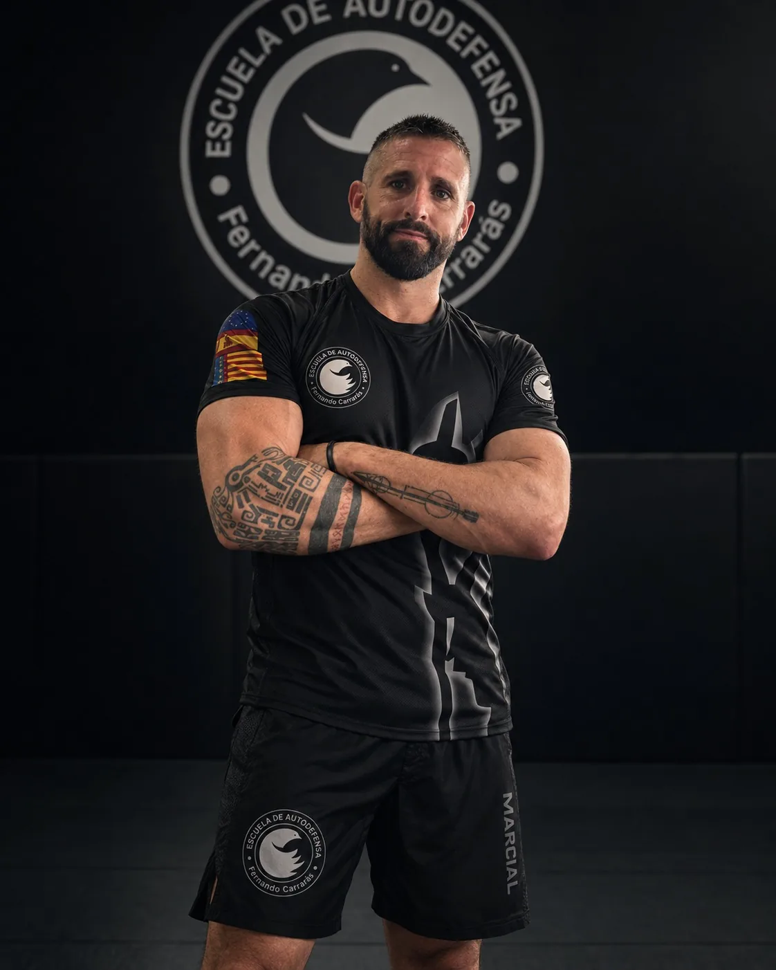 Fernando Carrascosa, instructor de la Escuela de Autodefensa, con los brazos cruzados